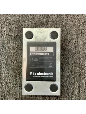 PEDAL TC ELECTRONIC FANGS METAL DISTORTION - usado